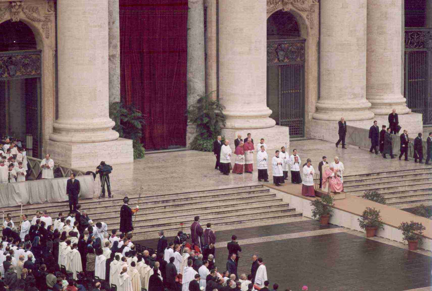 L'ingresso del Papa per l'Eucaristia.